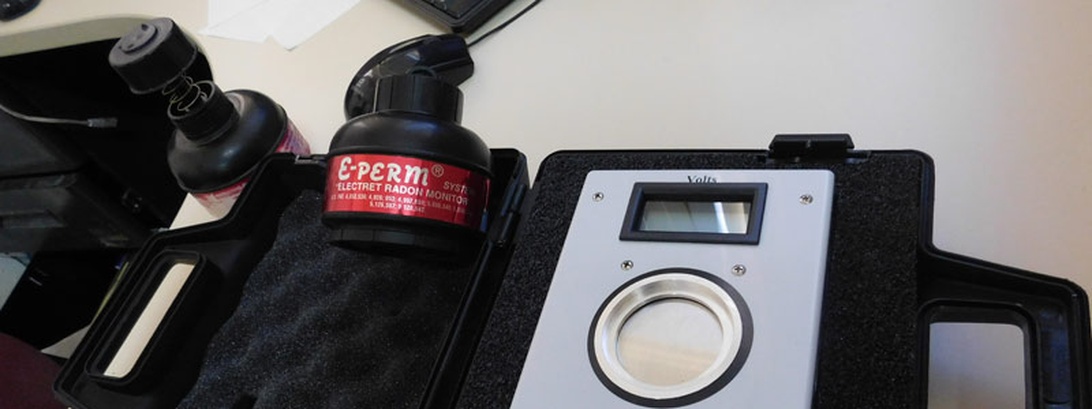 En radonmätare av typen E-PERM Electret Radon Monitor i en väska, ett professionellt verktyg för att detektera radonhalter.